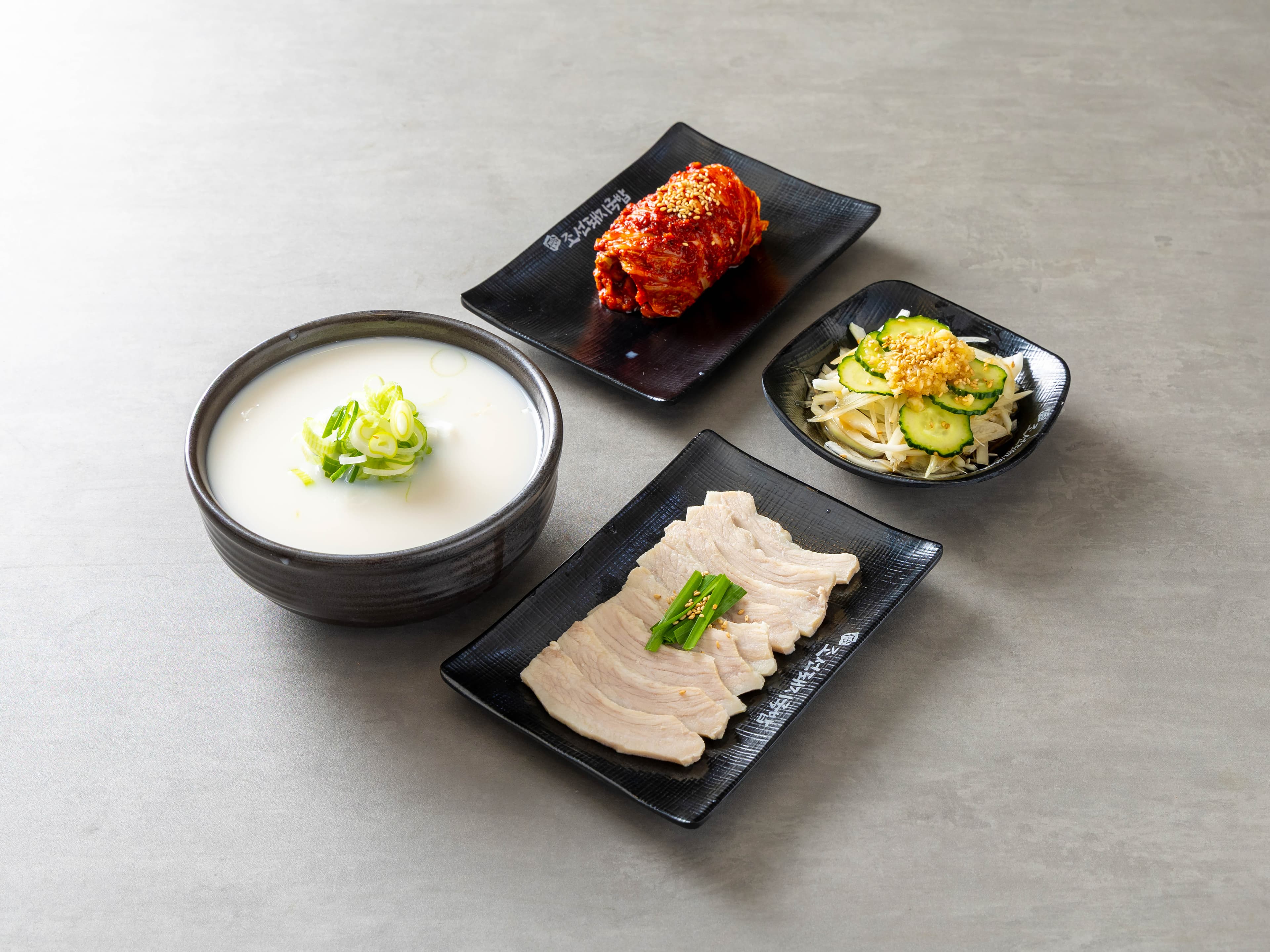 수육백반